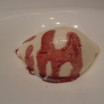 カンテサンス - メレンゲのアイスクリーム（ソースがけ）