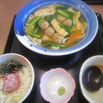 味の民芸 - 鶏つみれと小松菜うどん・ミニまぐろたたき丼