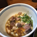 つけ麺 舞 - つけ汁には貝柱がたくさん♪豚と鶏のチャーシューのコマ切りがゴロゴロ