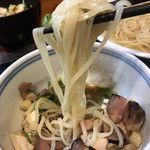 つけ麺 舞 - つけ汁は少なそうに見えて、食べ進めると余るくらいです