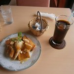 オレンジサンセット - メイプルトーストとアイス（500円）とアイスコーヒー（400円）※セットオーダーで50円引き
