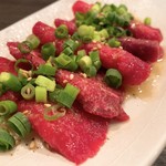 十四番目の月 - 桜肉赤身の胡麻塩ダレ アップ