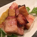 Juuyombammenotsuki - 角切りベーコンの炙り焼き アップ