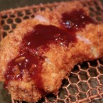とんかつ マンジェ - おもむろに、自家製とんかつソースをかけて