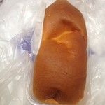 志津屋 - たっぷりクリームパン　180円