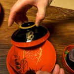 草喰 なかひがし - 蓋を２つ合わせると「淀川の船曳」に！