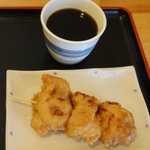 本格さぬきうどん　穂乃香 - かしわ天串100円　※上は継ぎ足し用の、ぶっかけ出汁