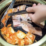 ハヌリ - サムギョプサル作り中