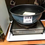 立呑や - 湯豆腐ならぬ温豆腐。このサイズ、一丁だよね！？