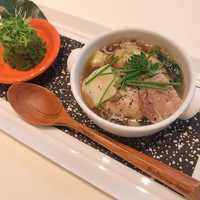 ナベノ-イズム - 牡蠣と葱のココット仕立て、パセリのスポンジパン