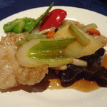 中国薬膳料理 星福 - 白身魚と山くらげの黒酢炒め