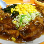 豚肉の甘辛餡がたっぷりかかった「焼肉冷し」