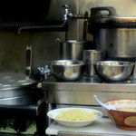 手打らーめん 大進 - 厨房内の様子。麺はきちんと量を計ってから茹でています。