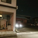 ぱんどら - 前の写真の右側の信号機がある交差点を曲がると広い駐車場があります。