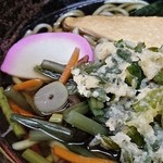 大和屋 - 山菜、カマボコ、きつね、ワカメ、刻みネギ