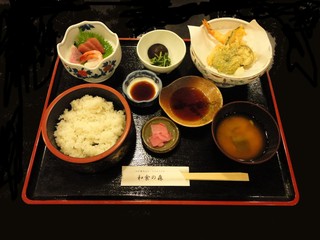 h Washoku No Mori - ランチ　和定食　690円　　刺身・天ぷら盛り・小鉢・ご飯・味噌汁