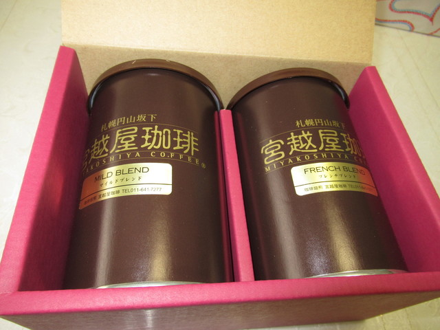 円山坂下 宮越屋珈琲 MIYAKOSHIYA COFFEE 6缶セット レギュラーコーヒー2缶詰め合わせ」。宮越屋珈琲は、1985年（昭和