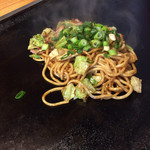 Tekoichi - 焼きそば(鉄板の余熱で後の方の麺がカリッとした部分が出来美味しい。)