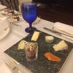 ザ・リッツ・カールトン大阪 - ルームサービスのチーズ盛り合わせ