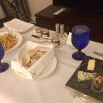 ザ・リッツ・カールトン大阪 - このロイヤルブルーのグラス(中はお水)を見ると、リッツに来たなあ（＾ω＾）って思います。