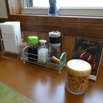 ステーキ食堂 ミートソルジャー - テーブルの上（ステーキ用醤油、塩、胡椒、ガーリックチップなど）