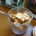 ステーキ食堂 ミートソルジャー - ガーリックチップはテーブルにあります