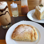 Deli's ケーキ＆コーヒー - ミートパイは、中にちょっとレモン汁を入れたり、辛いソースはお好みで