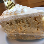 Deli's ケーキ＆コーヒー - このスポンジがしみしみで重さたっぷり。これがうまくなきゃ、わしゃ引退じゃ