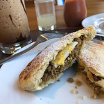 Deli's ケーキ＆コーヒー - ほんのり甘いパイ生地に、ほんのり塩味のひき肉。このミートパイも、甘塩辛さが絶妙なバランス