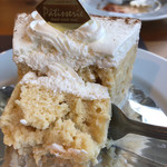 Deli's ケーキ＆コーヒー - 一口ごとにジュワッと(ウルトラマンじゃないよ)っとミルクがきーたぞ、われらーの…。