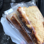 Deli's ケーキ＆コーヒー - アップルシナモンのケーキを3つ購入。自分は散々いいの食べてて、土産はリーズナブル。気持ちがプライスレス