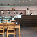 Deli's ケーキ＆コーヒー - 薄いピンクが女性らしく、ここはちょっと違うぞ！と思わせる