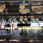 Deli's ケーキ＆コーヒー - ケーキのケース。一体いくつレシピがあるんだろうか。。少しずつにじり寄りたい