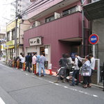 麺屋一燈 - 日曜日の10時40分頃の開店前の風景（後ろにさらに10人ほど並んでます。）