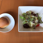 たべりcafe - サラダとパンも付いてました