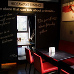 HIDEAWAYS DINING - 店内、半個室を望む。