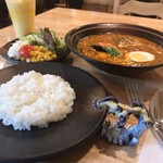 Soup Curry 笑くぼ - スープの量が多いので完飲する為には何度も口に運ばねばならない。（スプーンを使用する場合）