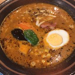 Soup Curry 笑くぼ - ベーコンとチーズチーズがとても香ばしい香りを漂わせる。