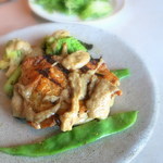 TROIS CUIT ASANUMA - 鶏もも肉の炭火焼き（1,000円）。アンチョビソースが最高においしい！