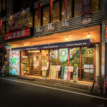 Trattoria Pizzeria Bar FAVETTA 窯焼きピザ - 歌舞伎町一番街を入って1分。左側一階路面のお店です。