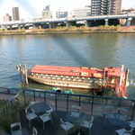 TROIS CUIT ASANUMA - 隅田川＆屋形船。下に見えるテラスは2Fの川床席。