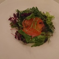 レオーネ・マルチアーノ - チェルヴィア塩でマリネしたクヌギ鱒のカルパッチョ　いくらとともに