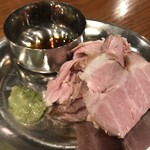 串焼キ カメチヨ・シャルボン - ローストポーク わさび醤油