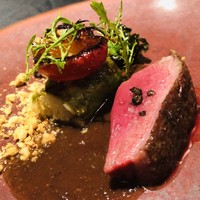 プレヴナンス - フランス産シャラン鴨の炭火焼き　シェフの畑のキャベツ　ジュドキャナール　牛蒡のソース　姫林檎　辛子菜　パンデエピス