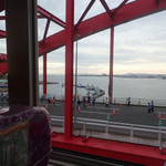 Kadono Dagashiya Fujibambi - フィニッシュ後　会場を後にするとさいごの神戸大橋（浜出バイパス）を走るランナーが見えたミャ。あと少し！