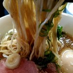 牛骨らぁ麺マタドール - 麺　リフト！