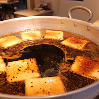 大きな鍋でじっくり煮込んだ愛情たっぷりの肉豆腐