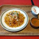 インド・ネパール料理 クマリ - ﾁｷﾝﾋﾞﾙﾔﾆ950えん。ﾊﾞｽﾏﾃｨとかいう種類のほっそながい米を使用した炊き込みご飯、ちうか炒飯ですわ。カタ目の食感大好きっこ（獏）なんで、ｽﾊﾟｲｼｰな風味と相まって最の高。