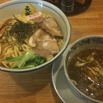 山形らーめん天童 - つけ麺 醤油:極太麺で260gで食べ応え満点(^-^)  甘み、酸味の無い節系。今流行りのドロ系が苦手な私はこのコクがあるのに、サッパリな何とも不思議なつけ麺はとても気に入りました＼(^o^)／