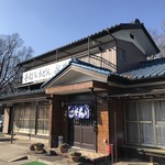 永井 - 外観は古い民家。
      でも、内観は衛生的で活気ある食堂♪